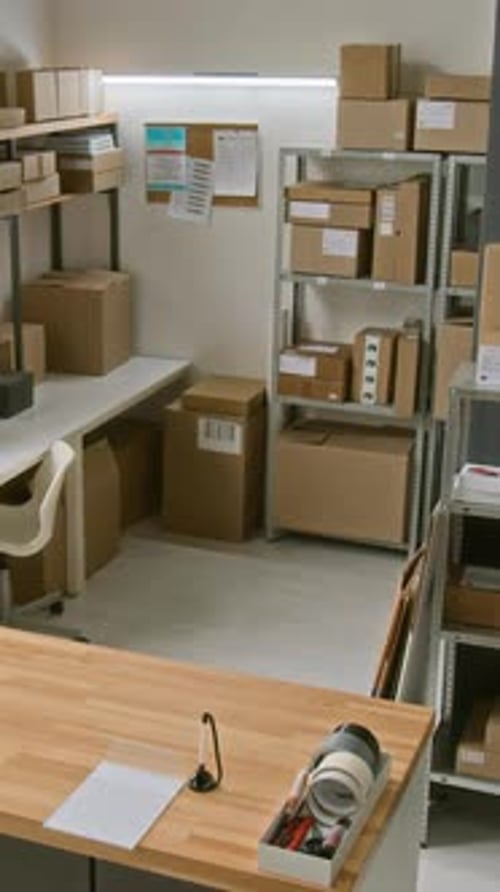 Vertical du bureau de l'entreprise de logistique avec rayonnages à colis et comptoir de service
