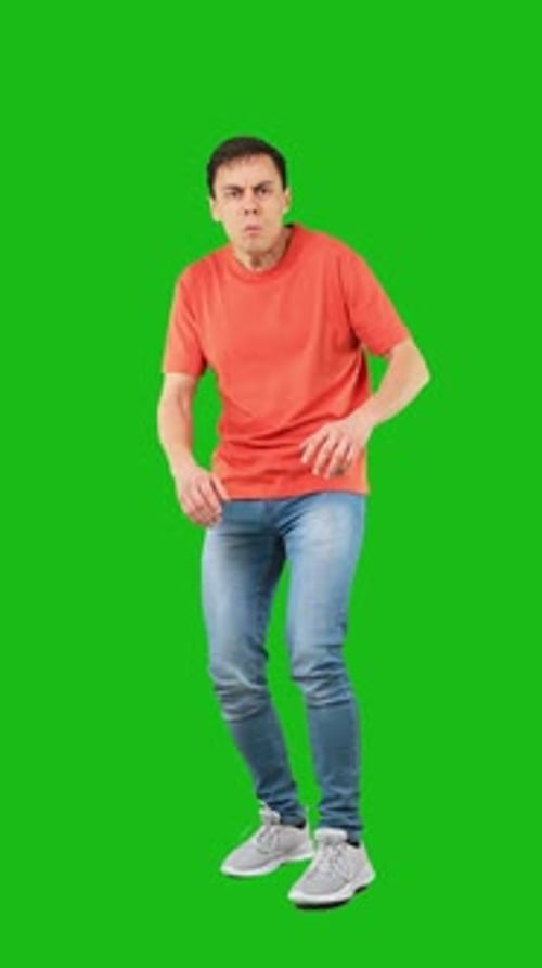 Ängstlicher Mann bedeckt Gesicht auf ängstlichem grünem Hintergrund