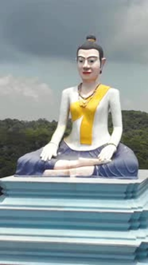 Monument de Lok Yeay Mao surplombant la jungle à Kampot, au Cambodge. Vidéo aérienne et verticale