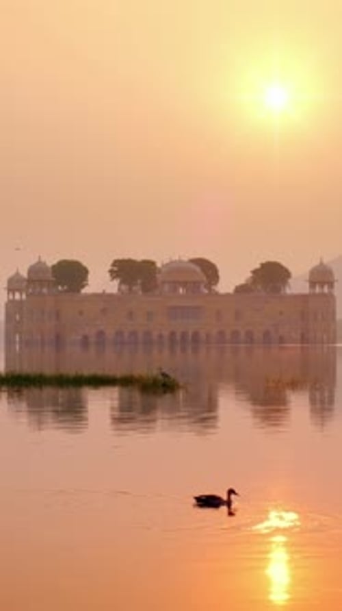 Palais aquatique romantique de Jal Mahal au lever du soleil à Jaipur, Rajasthan, Inde