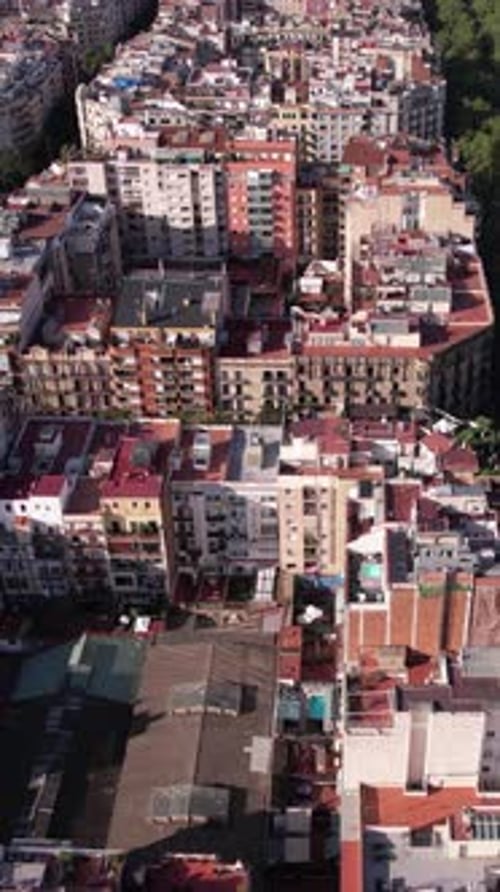 Foto vertical de drone do bairro, edifícios e ruas do centro residencial de Barcelona, Espanha