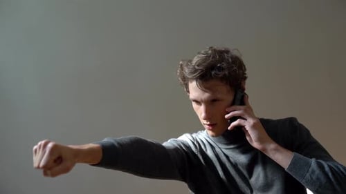 Le gars vole la main tendue et parle au téléphone
