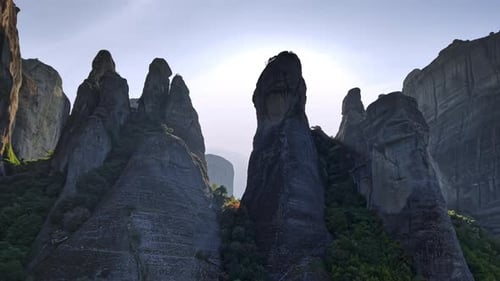 Majestuosas formaciones rocosas se elevan bajo el sol de la mañana en Grecia