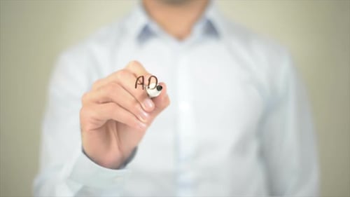 Adaptive Design Man schreibt auf transparentem Bildschirm