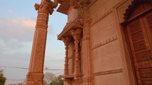 temple artistique hindou avec un ciel spectaculaire au coucher du soleil le soir depuis une perspective unique
