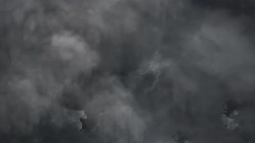 A visão entra em uma nuvem cinza nublada cheia de relâmpagos.