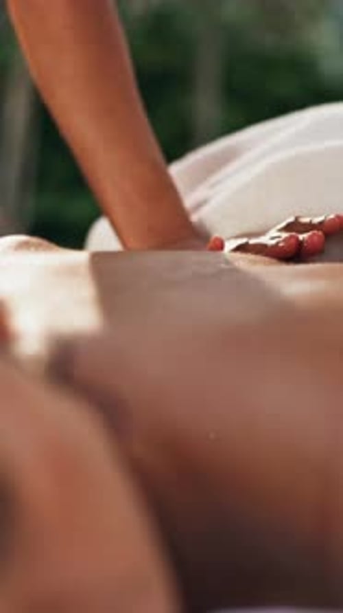 Spa, massagista e massagem com óleo, tratamento para mãos ou pele com benefícios holísticos