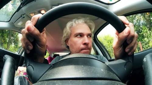 Um motorista suspeito do sexo masculino no carro