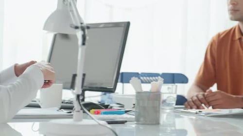 Une femme comptable consulte des clients au bureau