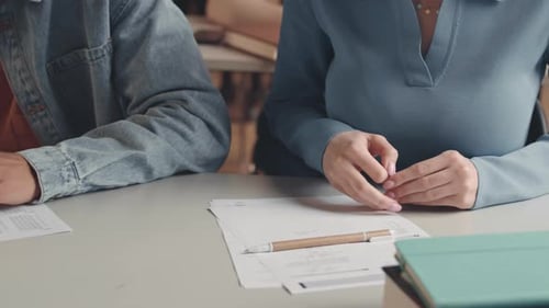Schüler, die während der Prüfung Spickzettel bestehen