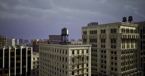 Vista del horizonte urbano al anochecer con una torre de agua vintage en lo alto del edificio