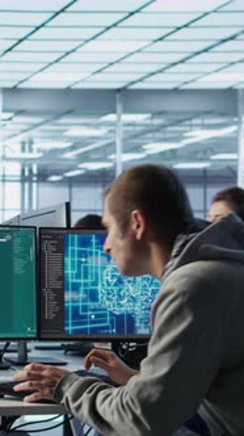 Especialista em TI criando aplicativos de modelos de difusão de inteligência artificial e criando vídeos