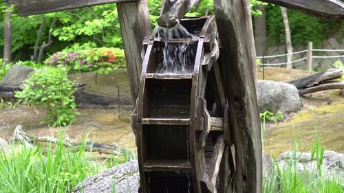 Wasserrad dreht sich in einem Zen-Garten im Namsan Park — mittlere Brennweite