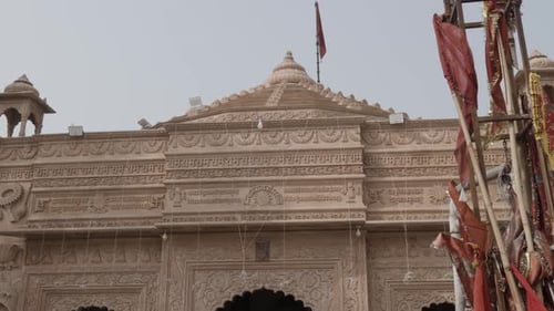 ancien temple hindou en pierre rouge le jour sous différents angles Vidéo prise à la température de Pal Balaji