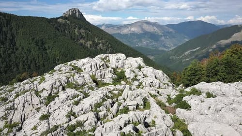 Luftaufnahme von zerklüfteten Felsen, die wie außerirdische felsige Berglandschaften aussehen