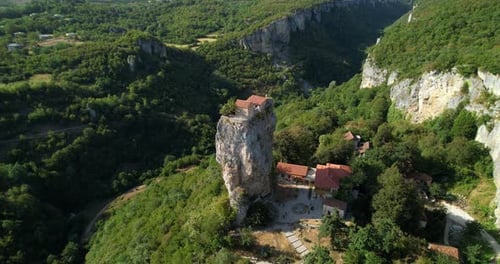 Ein Kloster auf einer Klippe mit Blick auf die Drohne