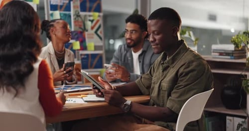 Homem, rosto e tablet no escritório para equipe, criatividade ou debate de ideias com reunião de design