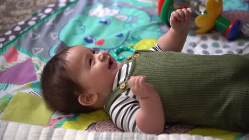 bebé birracial latino hispano riendo y jugando