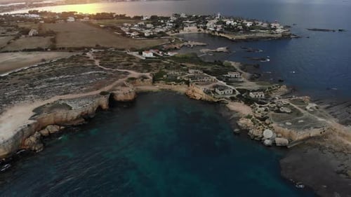 Vue aérienne de Punta della Mola en Sicile avec un magnifique coucher de soleil