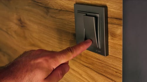 Pressionando manualmente um interruptor de luz moderno 4k