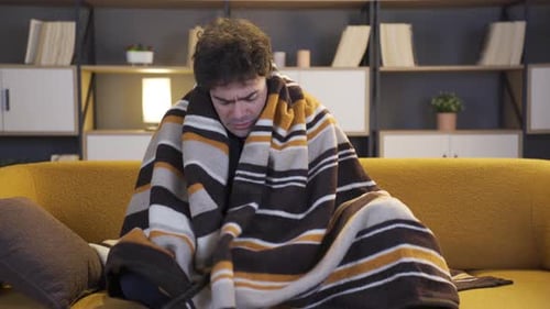 Jeune homme qui a froid.