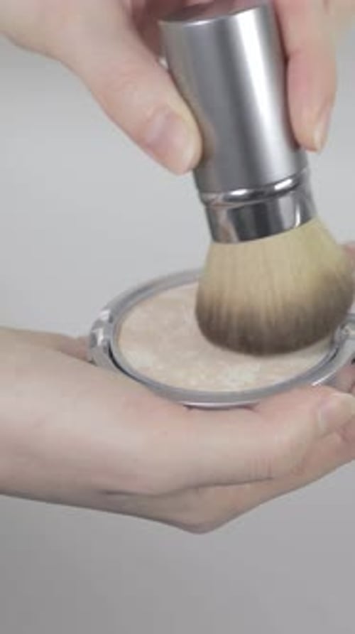 Hand Swirls Makeup Brush in Silver Compact