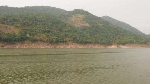 Linker Seitenwinkel eines Hügels, Himmel und Meer