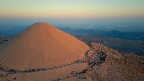 Vue aérienne du site historique et touristique du mont Nemrut à Adiyaman.