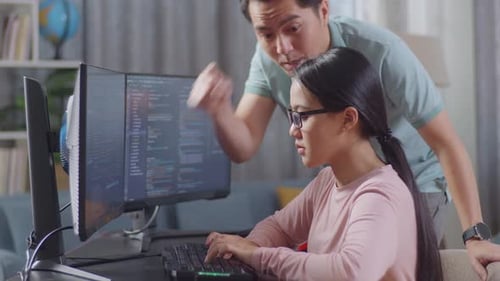 Asiatischer Vater schreit seine Tochter an, während er einen Softwareingenieur entwickelt, eine App und ein Programm entwickelt