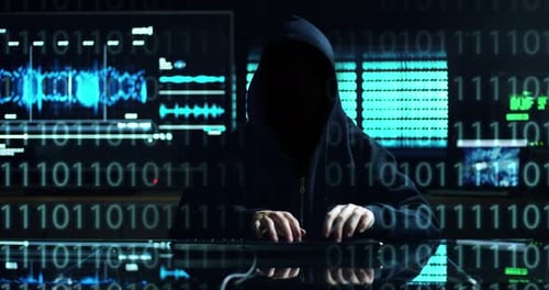 Le hacker essaie d'entrer dans le système à l'aide de codes et de chiffres pour trouver le mot de passe de sécurité.Le hac