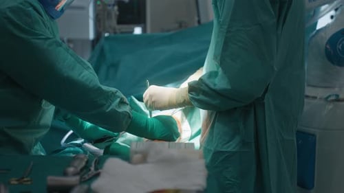 Arzt, der nach der Operation chirurgisch näht