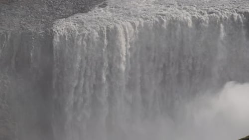 Córrego enevoado da cachoeira Gufufoss na Islândia. De perto, incline para baixo