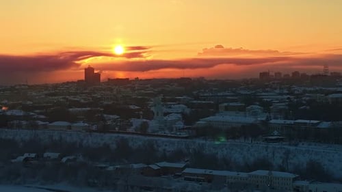 Volando sobre el río congelado Winter City Sunrise Aerial