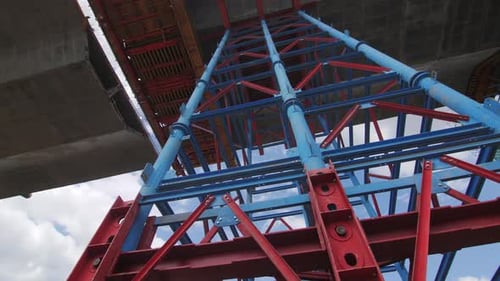 Los andamios Color Frames soportan un puente de tráfico incompleto