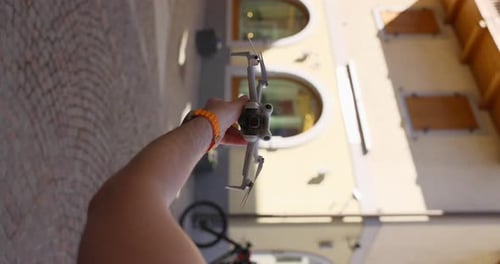Drohne im urbanen Kontext starten. Vertikales Video