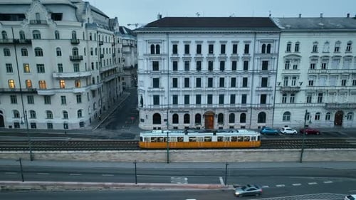 Luftaufnahme der typischen historischen Budapester Straßenbahn, Ungarn