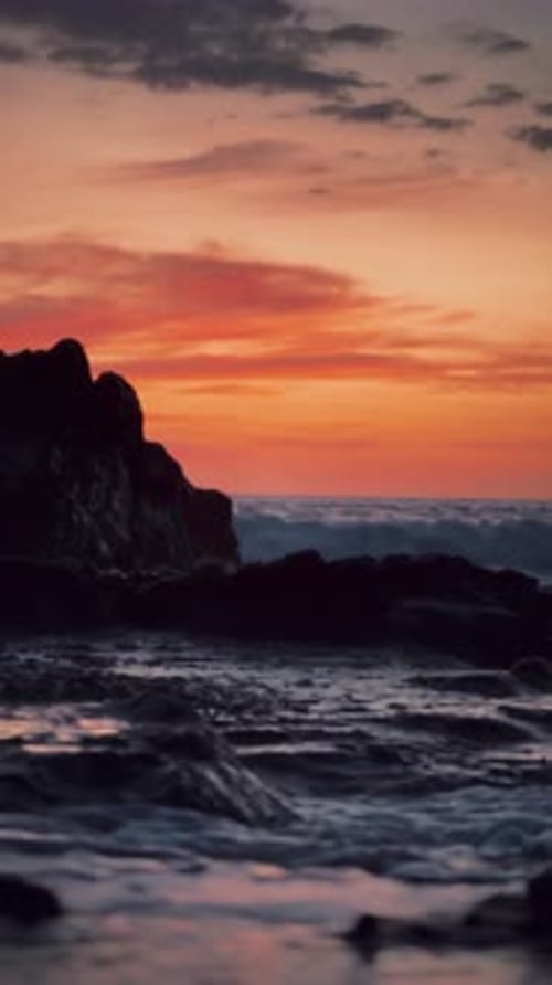 Coucher de soleil spectaculaire sur l'océan avec des vagues déferlantes
