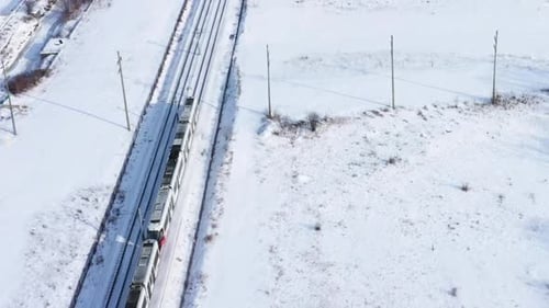 Stadtbahn aus nächster Nähe aus der Luft im Schnee