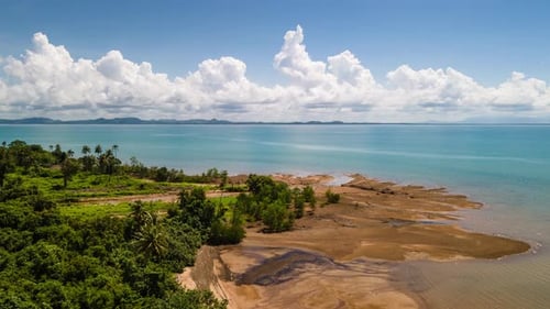 4K-Luftdrohnenaufnahme mit Blick auf den Küstenstrand in Thailand bei schönem Wetter