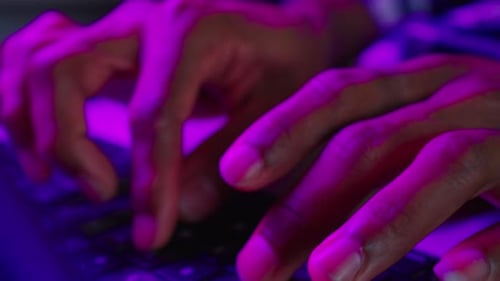 Hacker informático escribiendo código Virus PC en el teclado trabajando tarde por la noche