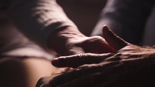 Concept des relations, de la vieillesse et des personnes - Couple de personnes âgées heureux se tenant la main pour un adulte