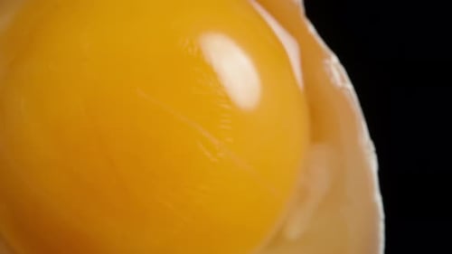 Das Konzept, ein zerbrochenes Hühnerei fallen zu lassen, dreht sich langsam und fällt nach unten. Dolly Slider Extreme Clo
