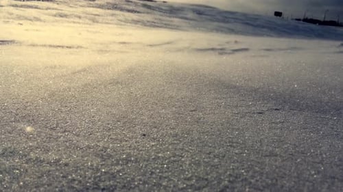 Schneeverwehungen aus nächster Nähe. Schneeverwehung auf Winterhintergrund. Schneesturm auf Winterlandschaft