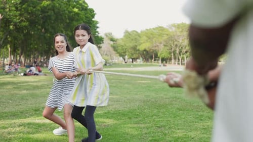 los niños de primaria disfrutaron juntos del tira y afloja en el parque