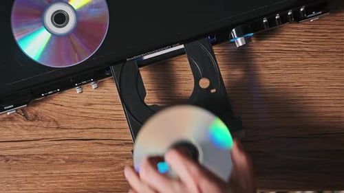 El disco compacto DVD está insertado en el reproductor