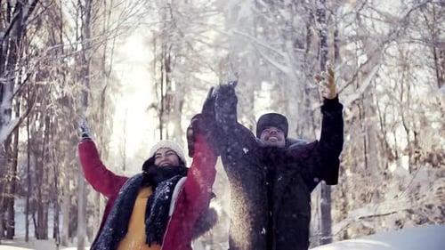 Plaisir de lancer la neige en couple en hiver