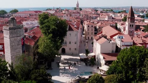 Vol en Drone à basse altitude au-dessus de la vieille ville de Zadar, en Croatie