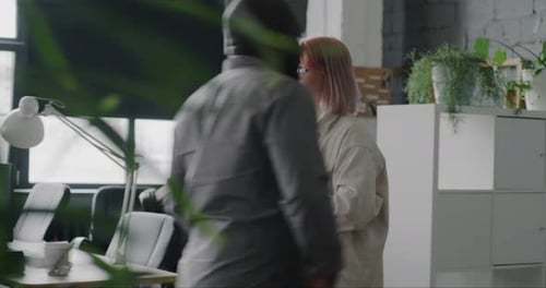 Ralenti d'une femme d'affaires élégante marchant dans un centre de coworking tenant des documents