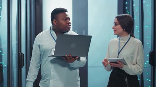 Effektive Teamzusammenarbeit in einer Hightech-Arbeitsumgebung mit mobilen Laptops und Technologie