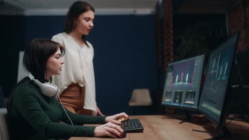 Videoredakteurin und Regisseurin diskutieren in Teamarbeit im Studio über den letzten Schnitt eines Film- oder Musicalclips